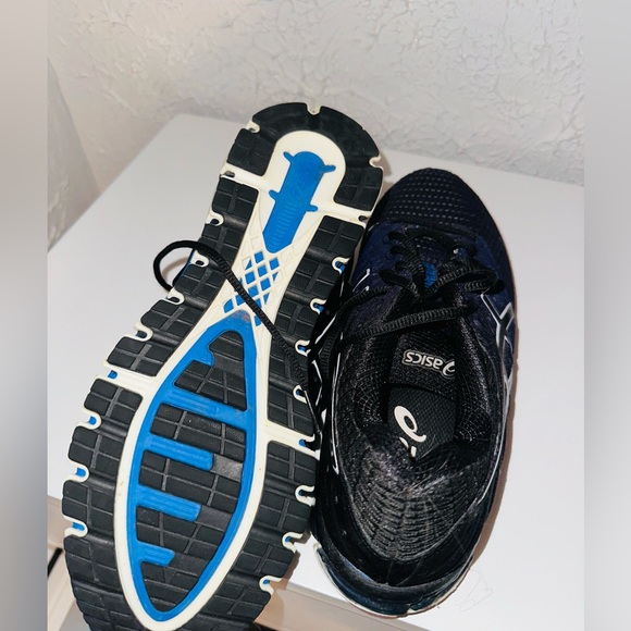 Like new oasics!! - Picture 2 of 3